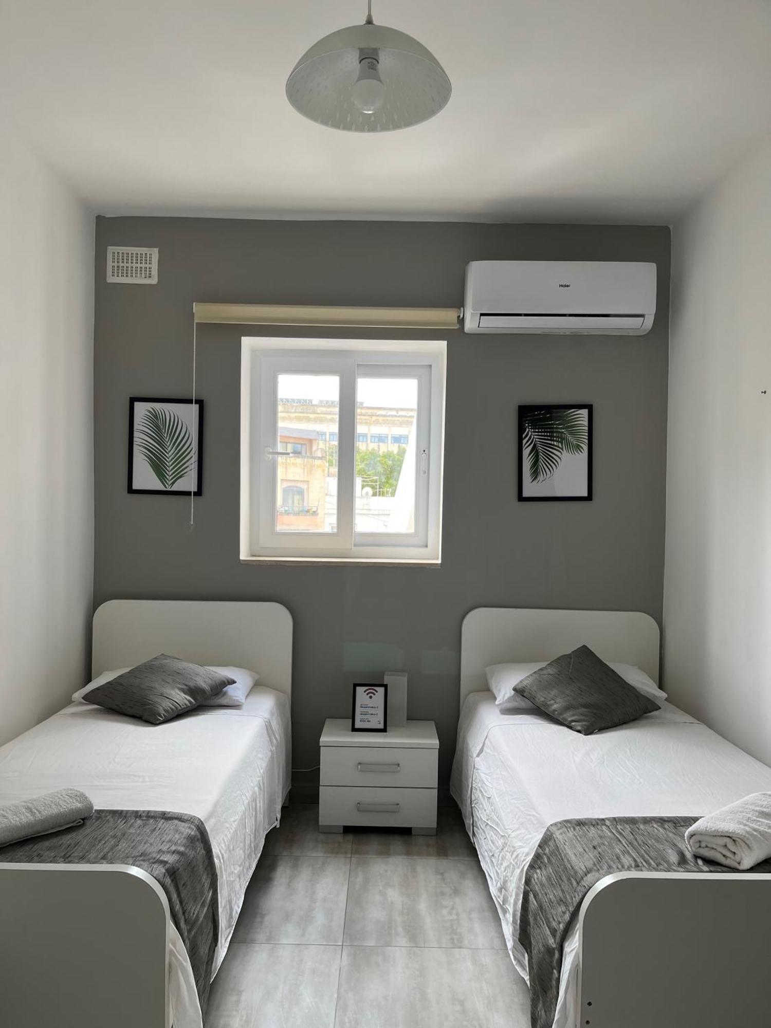 Habitación en casa particular F3 3, Private Two Single Beds Shared Bathroom